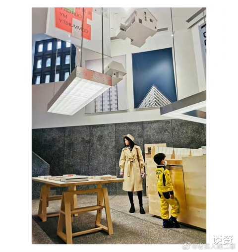 陈妍希|陈妍希带4岁儿子逛书店，小星星穿赛车服好可爱，身高已到妈妈腰部