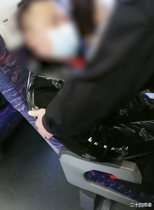 二十四频道 列车上夫妻二人放倒座椅靠背，后排乘客要求调整遭拒，是素质堪忧还是道德绑架