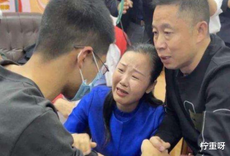 |孙海洋找回儿子孙卓后，直播透露已经找到四房，面露笑容却显心酸