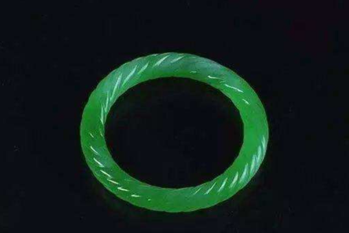 翡翠手镯|宋美龄晚年不离身的翡翠手镯，几度易主，如今价值几何