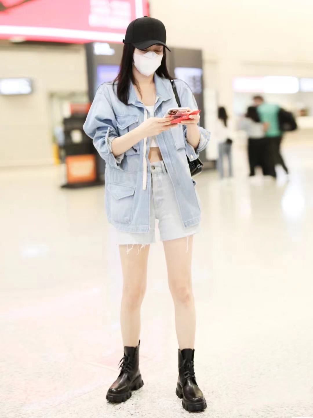 穿衣搭配|秦岚职场穿搭过分美丽？40岁的她连日常私服都超级时髦显气质