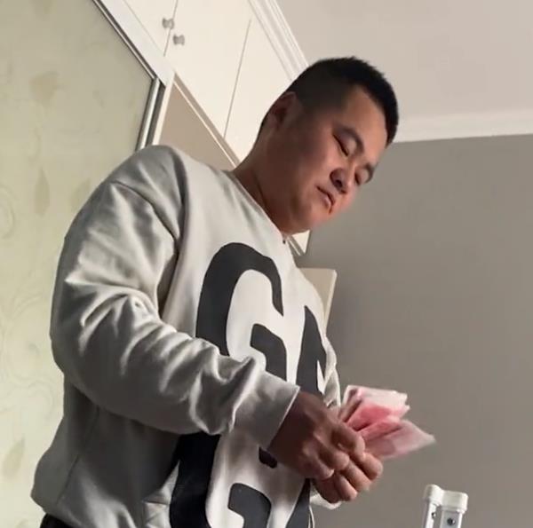 安徽一男子霸气甩给妻子一沓钱:去找那个男人吧!妻子竟然乐翻了