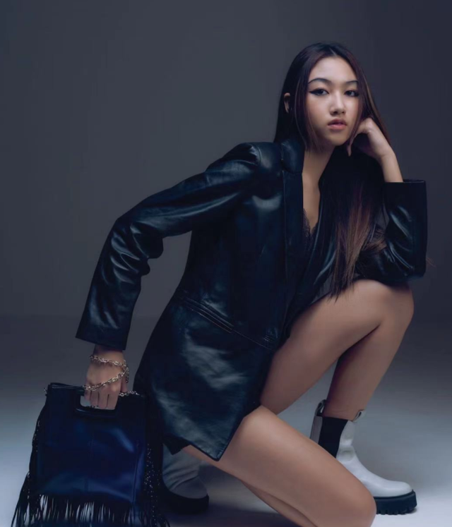 王祖贤|任达华17岁女儿晒照庆生！穿吊带红裙身材火辣，闭眼嘟嘴手拿鲜花