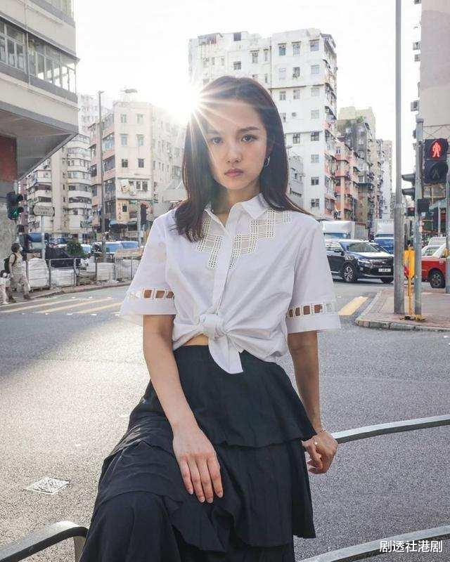 香港小姐|恭喜！26岁TVB小花晒硕士毕业照，同公司艺人男友低调出镜撒狗粮