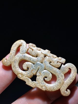 和田玉籽料|战汉 和田玉籽料受沁 透雕 龙纹玉珮