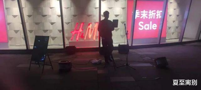 在长沙街头每天连唱4小时的年轻人:用着2万的设备,一晚收入0元