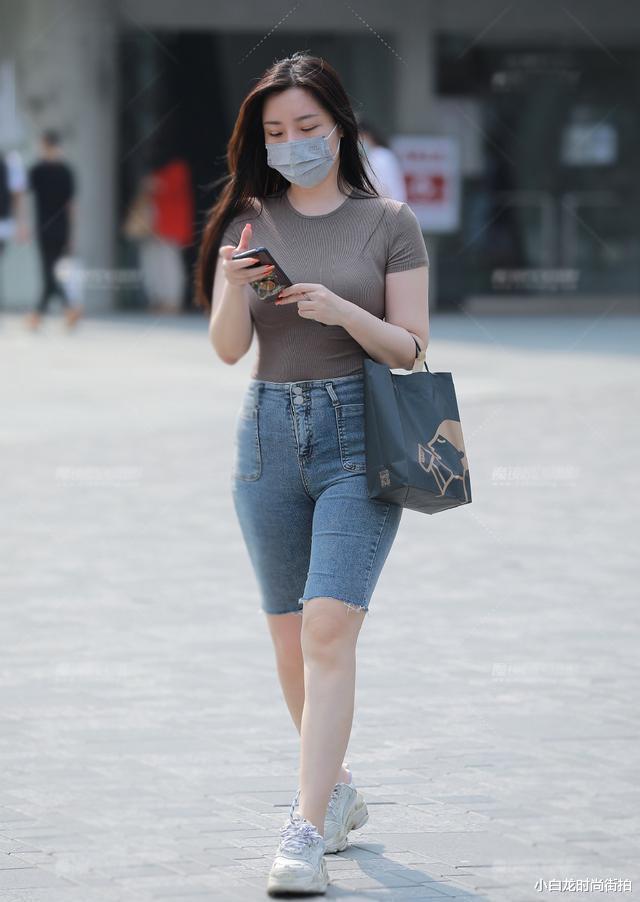 小白龙时尚街拍|灰色针织短袖搭配五分紧身牛仔裤，臀大胯宽也能穿，还很有女人味