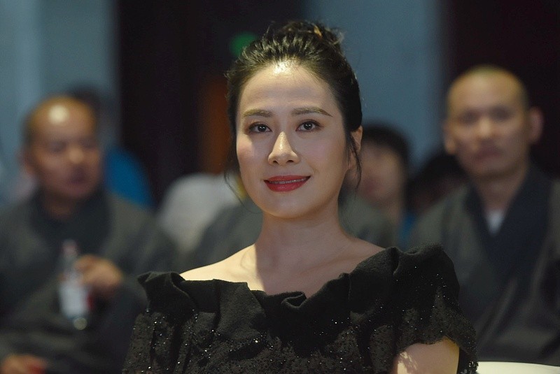 小白爱美搭 叶璇近照面部“有些肿”，但身穿黑裙好优雅，腰臀比尽显妩媚气息