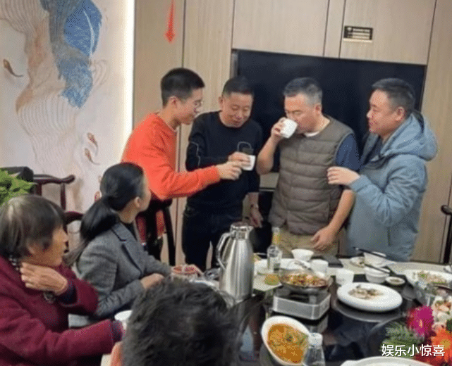 帅哥|孙卓成学校“网红”，男生抢着和他聊王者，女生叫他“眯眼帅哥”