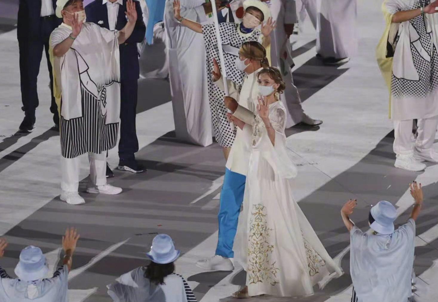 时尚圈的奇葩大喵|东京奥运会盛大开幕，各国代表风格不一，哈萨克女生如梦幻精灵