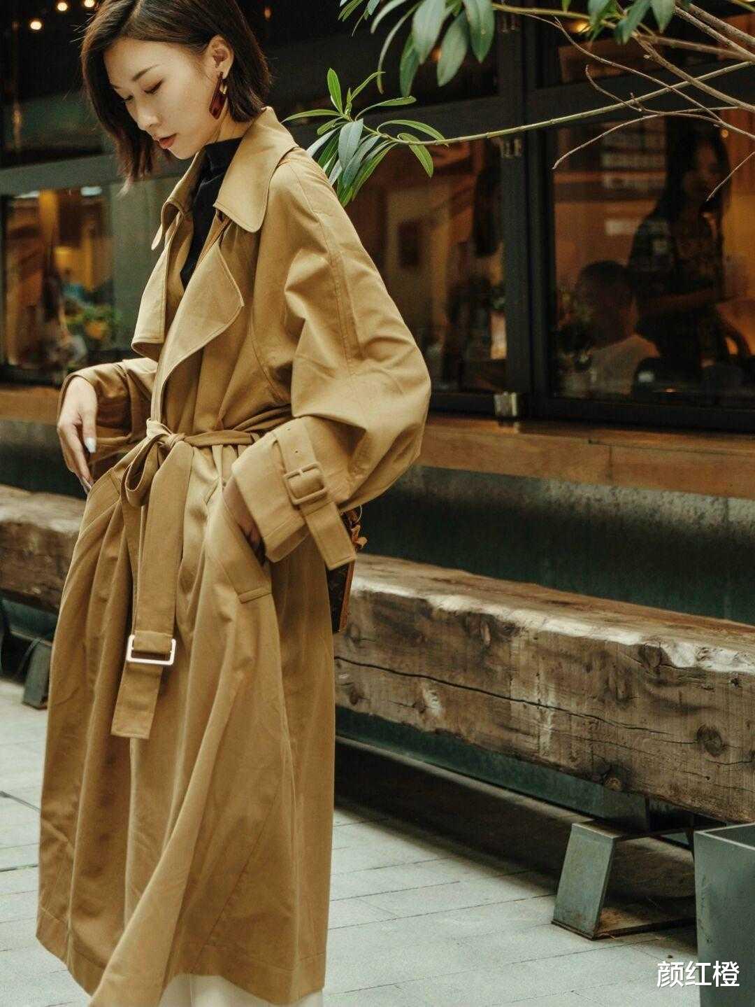 颜红橙 秋冬季节，“风衣”怎么穿才高级？搭配针织衫保暖舒适又有气场