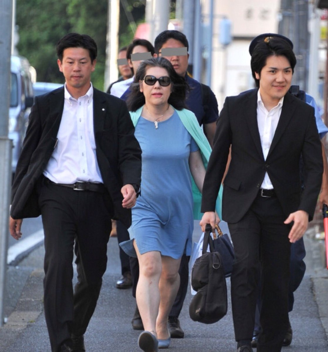 全球时尚风行 真子公主婆婆穿衣霸气！涂大红唇走路带风好强势，公主哪是她对手