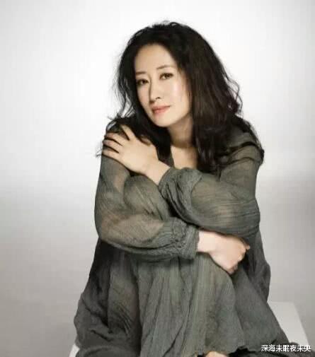|她在演艺圈奋斗多年，名字大家不太熟悉，提起饰演的角色无人不知
