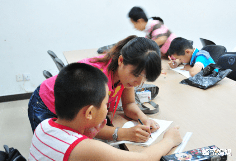 蜂蜜妈妈|小学生暑假“托管服务”定了，有城市每人每天50元，时间已明确