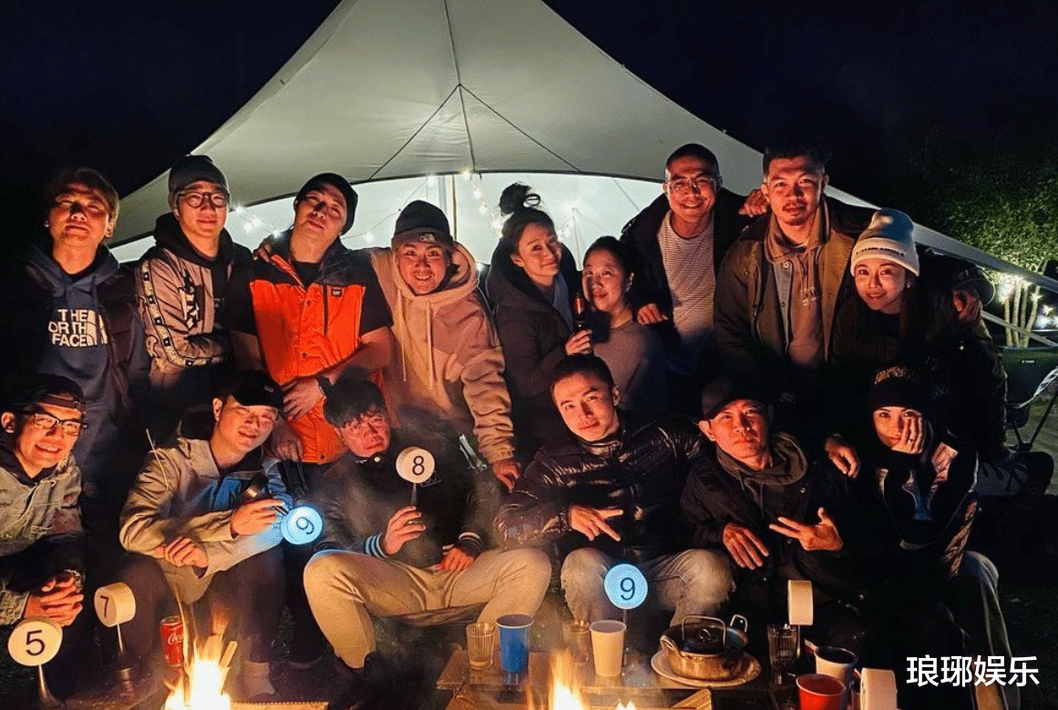 吴京|周杰伦昆凌带儿子一起出游，看清二人玩什么，原来这就是有钱人的快乐