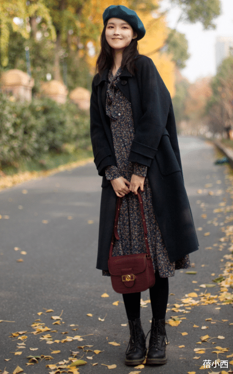 蓓小西 “大衣+碎花裙”今年最火cp,优雅又温柔,爱美的小姐姐都穿上了