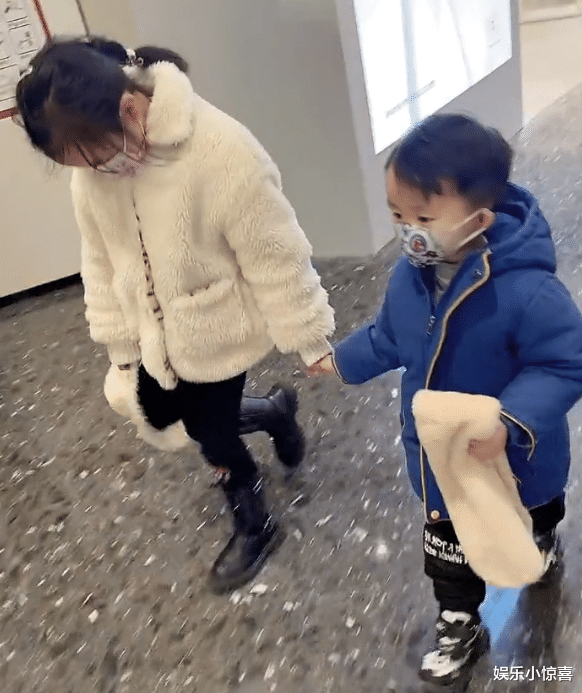 |田静晒悦悦跳舞视频，却被嘲讽作品太刻意，网友：你操的哪门子心