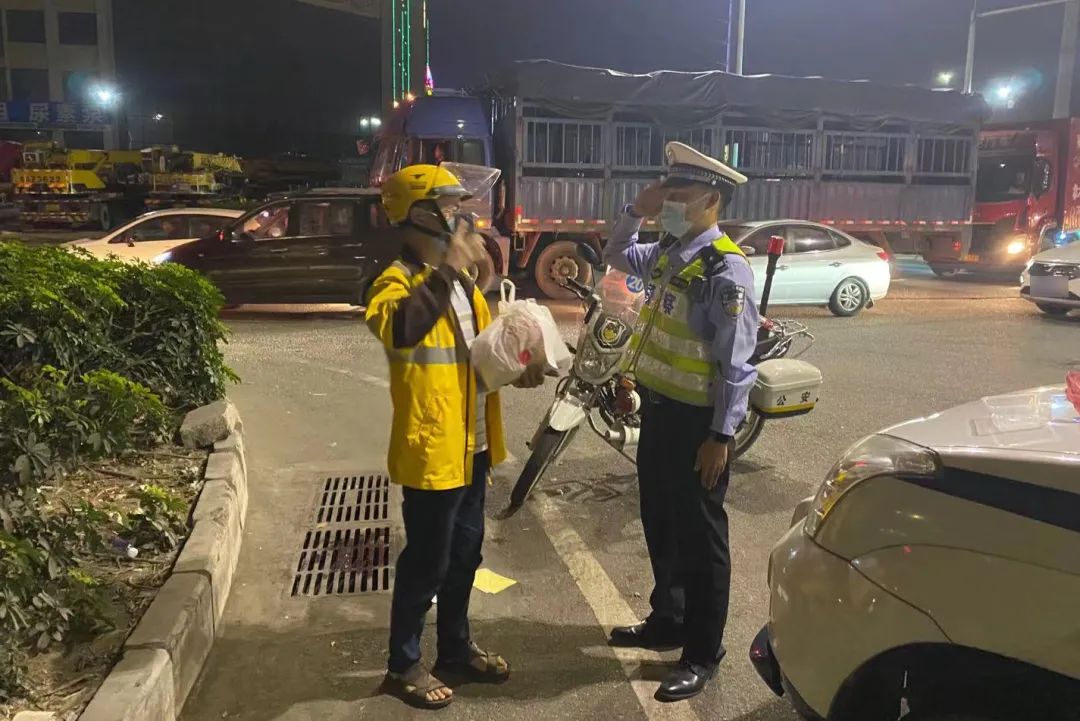 东莞市公安局 昨夜，交警执勤时收到特殊“外卖”