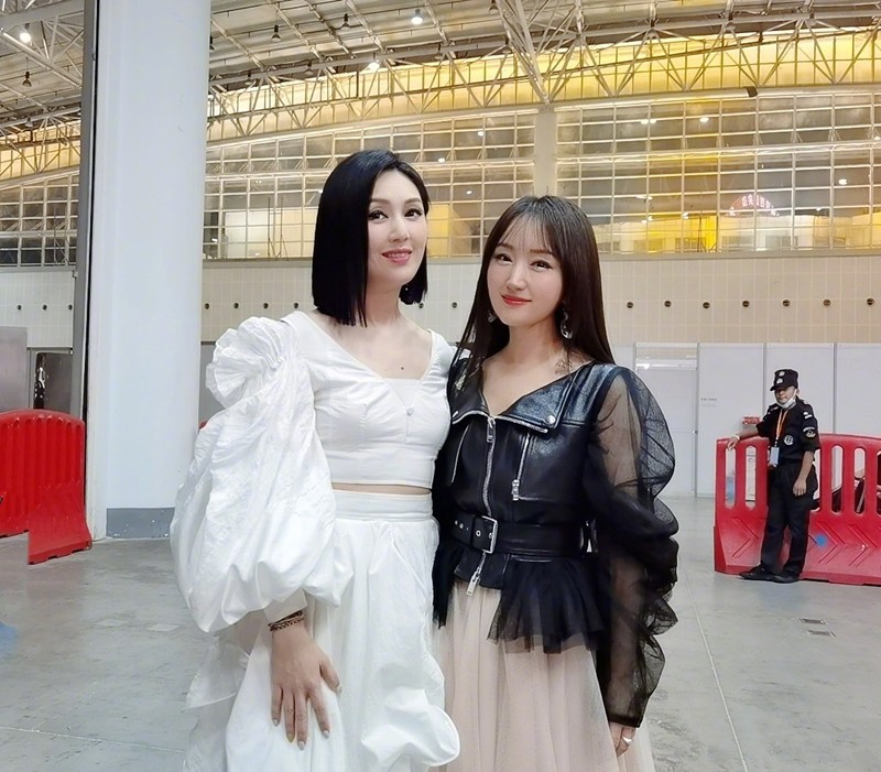 美人哒|张含韵身材气质真好,连穿两条“破”裙子,不显廉价反而很洋气