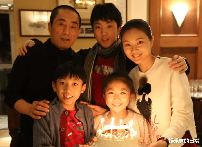 李栋旭|71岁张艺谋为女儿庆生，手搭肩膀亲密似爷孙，娇妻陈婷素颜状态好