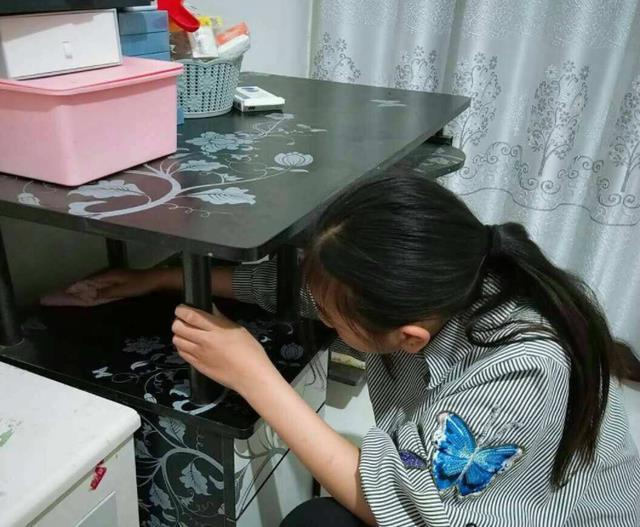 西安某大学因疫情封校，女大学生在宿舍自制麻将，原材料出人意料