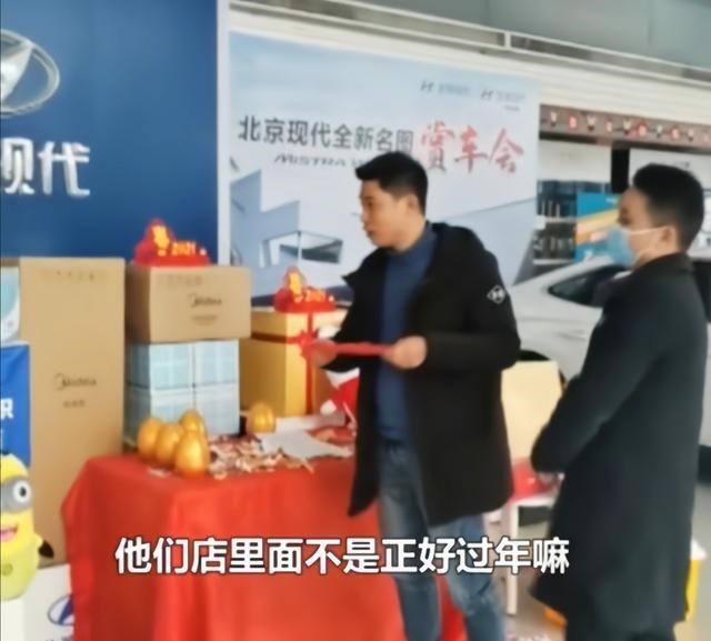 仰望这星空 四川：男子买车抽奖，竟抽到一个女友！网友：又骗我去买车