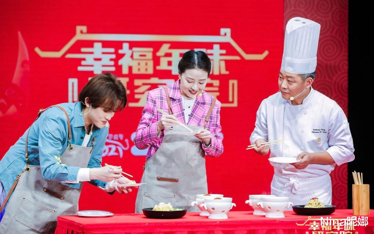 Nina昵娜 周海媚久违营业，穿连帽卫衣戴眼镜好文艺，同框泡泡玛特比谁眼大