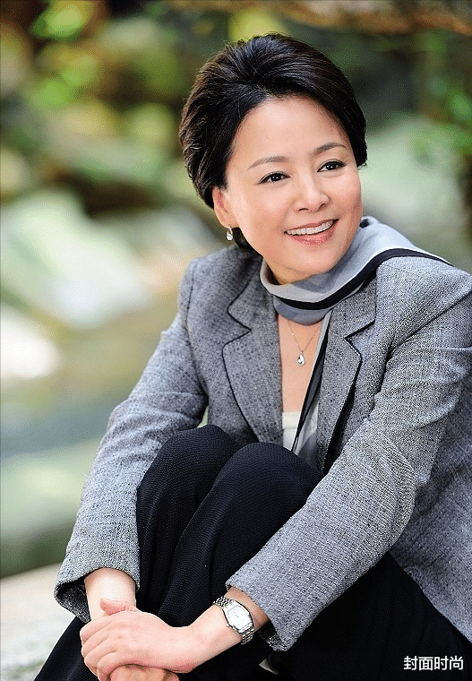 陈哲远|《庐山恋》张瑜也老了，可穿嫩粉西装配裹身裙，看着仍挺娇俏的