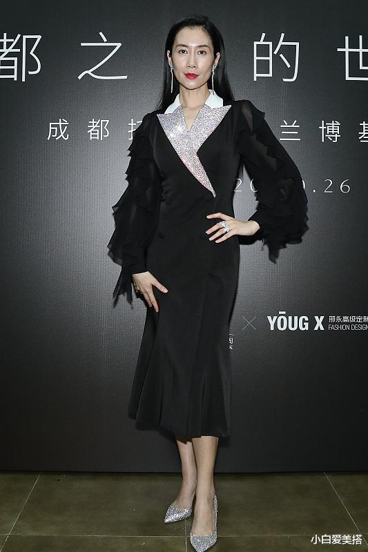 小白爱美搭|温峥嵘妆容看着有“油”，但穿黑色V领西装，气质却出乎意料的好