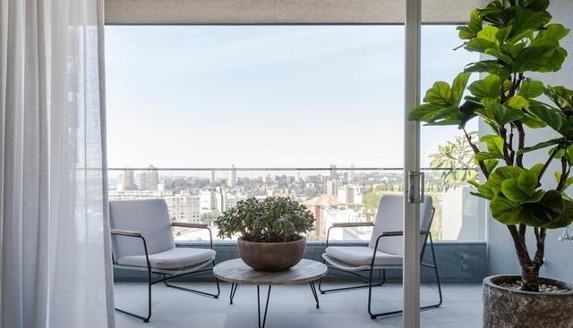 两三万一平的阳台，盲目跟风装只会花冤枉钱，“穷装”反而更合适