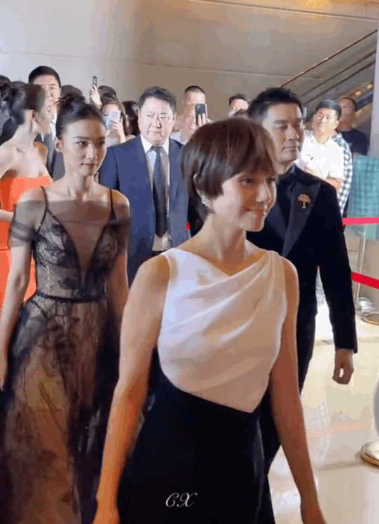 张天爱|张天爱一边否认有金主，另一边看到“金主爸爸”，就屁颠地跟上去