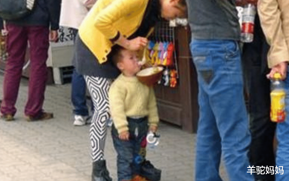 羊驼妈妈|这种常见的喂饭方式,不但会让娃挑食,还容易让娃无法集中注意力