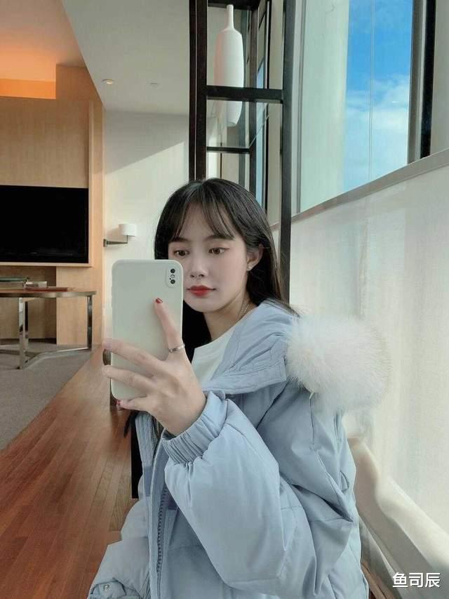 鱼司辰 秋冬季怎么选羽绒服？挑对颜色很重要，今年这几款颜色百搭又高级