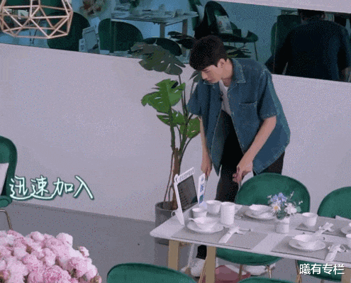 曦有专栏|炒龙虾和刷盘子“明星打工人”，都在穿什么？