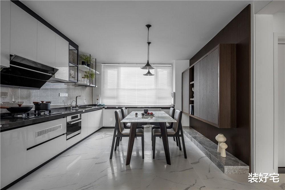 |黑白灰和实木打造的空间，设计独立入户鞋帽间，满足五口人的需求