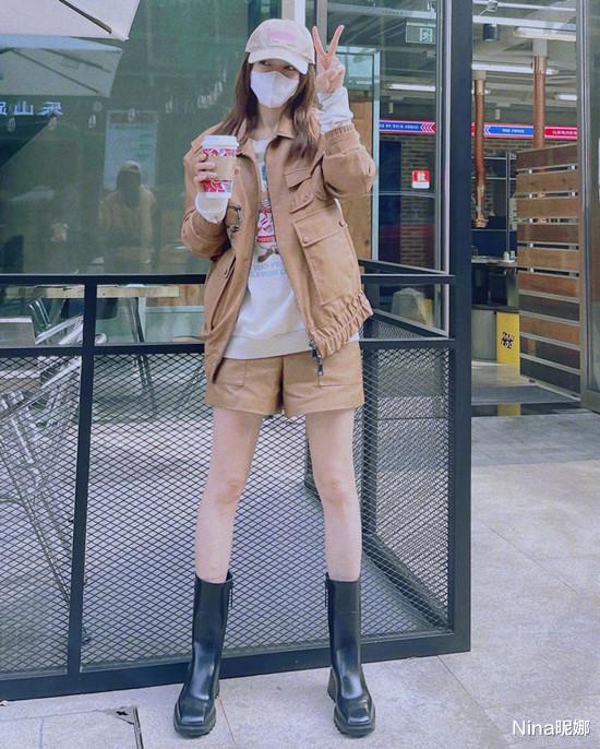 秦岚|秦岚久别赴演太给力！穿孔雀礼服裙气场全开，窄腰翘臀侧身亭亭玉立