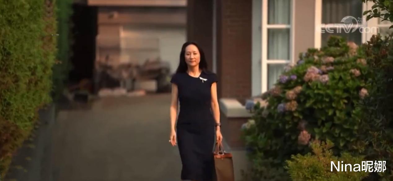 Nina昵娜|孟晚舟心疼真好！穿小黑裙戴蜻蜓胸针打扮精致，挽律师手笑得合不拢嘴
