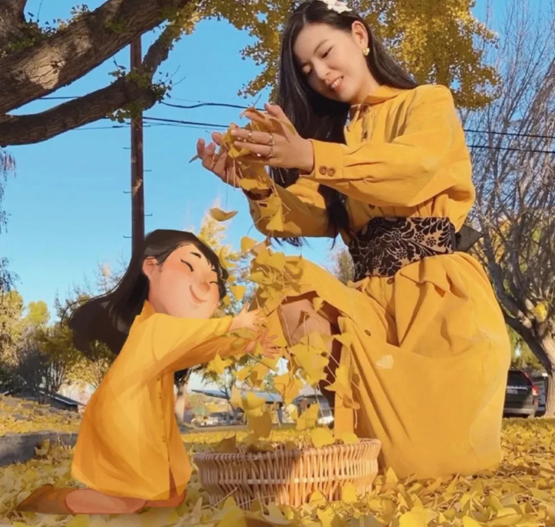女孩|现实版时空穿越：网友晒真人与动漫合影，惊艳还原童年的自己