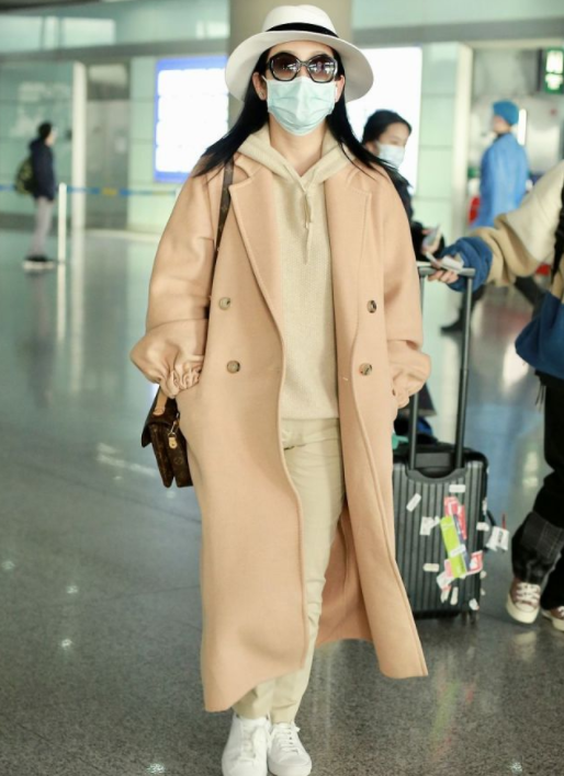 秦海璐|秦海璐打扮真高级，大衣配家居服温暖舒适，气场强大不容忽视