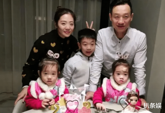 杨云|杨云晒照庆结婚13周年，杨威将老婆揽入怀中甜蜜相依，好幸福