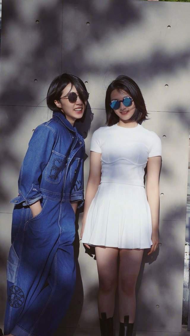 孙莉|孙莉晒和女儿出游照，15岁黄多多穿连衣裙秀性感，身高直逼170！