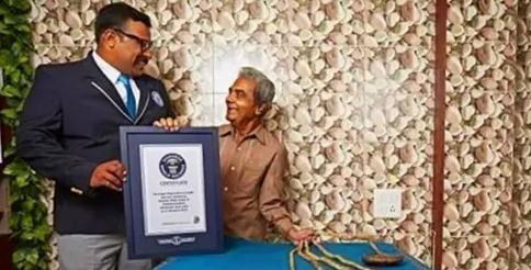 印度 印度老人把留了66年的指甲剪下，封存博物馆后，手指发生了新变化