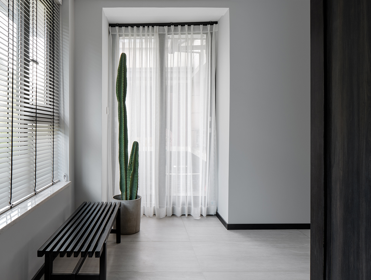 163㎡简约跃层,时尚黑白灰+暖心跳色,既稳重又温馨