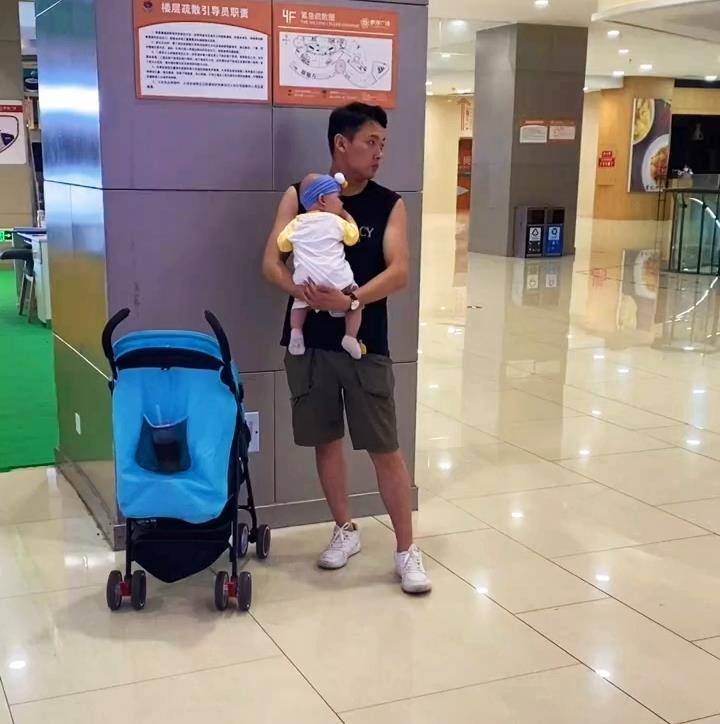 小海社会论|四川：父子俩沉迷小姐姐跳舞无法自拔，被妻子发现后，一脸尴尬