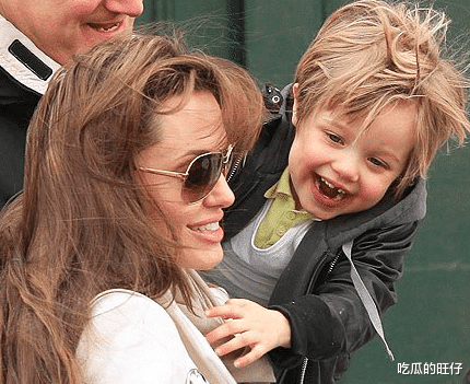 安吉丽娜·朱莉|朱莉皮特女儿像爹又像妈，照片卖410万，因父母离婚成好莱坞笑柄