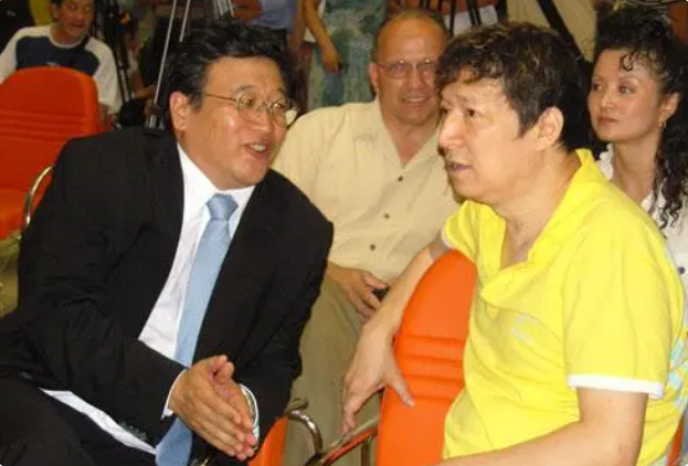 李春平|跟大39岁女明星同居13年，41岁继承70亿财产，回国娶小38岁妻子