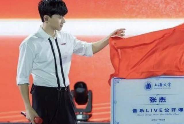 成龙|67岁成龙现身武汉高校上课，获百人迎接排场大，亲切打招呼无架子