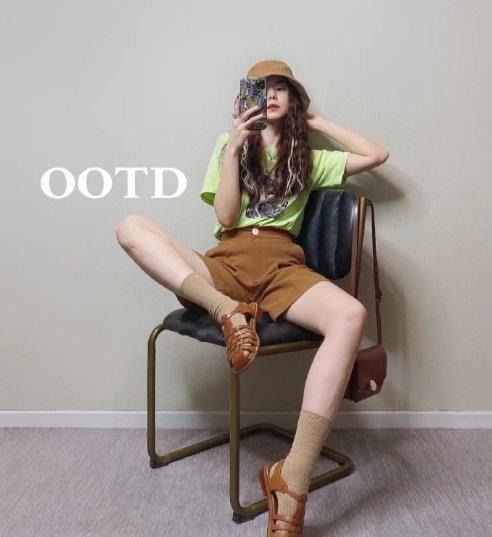 时尚专用小马甲|高级感的撞色系穿搭look，我爱了！