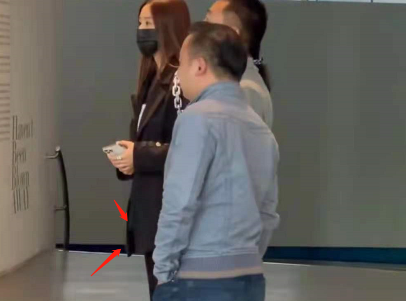 侯勇|54岁侯勇带三婚娇妻外出，被误认成父女，女方素颜小腹凸出疑怀孕