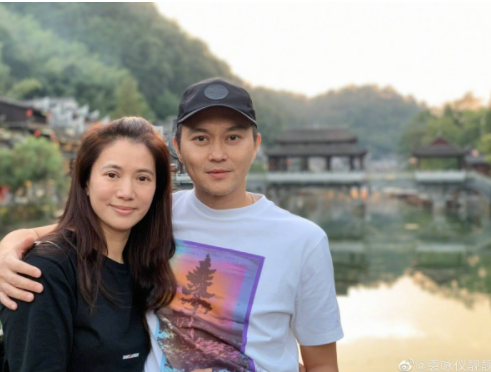 魔童|袁咏仪晒老公和儿子的合照，网友：魔童的腿是真实存在的吗？